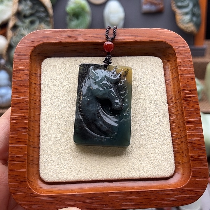 岫玉未镶嵌颈饰马牌