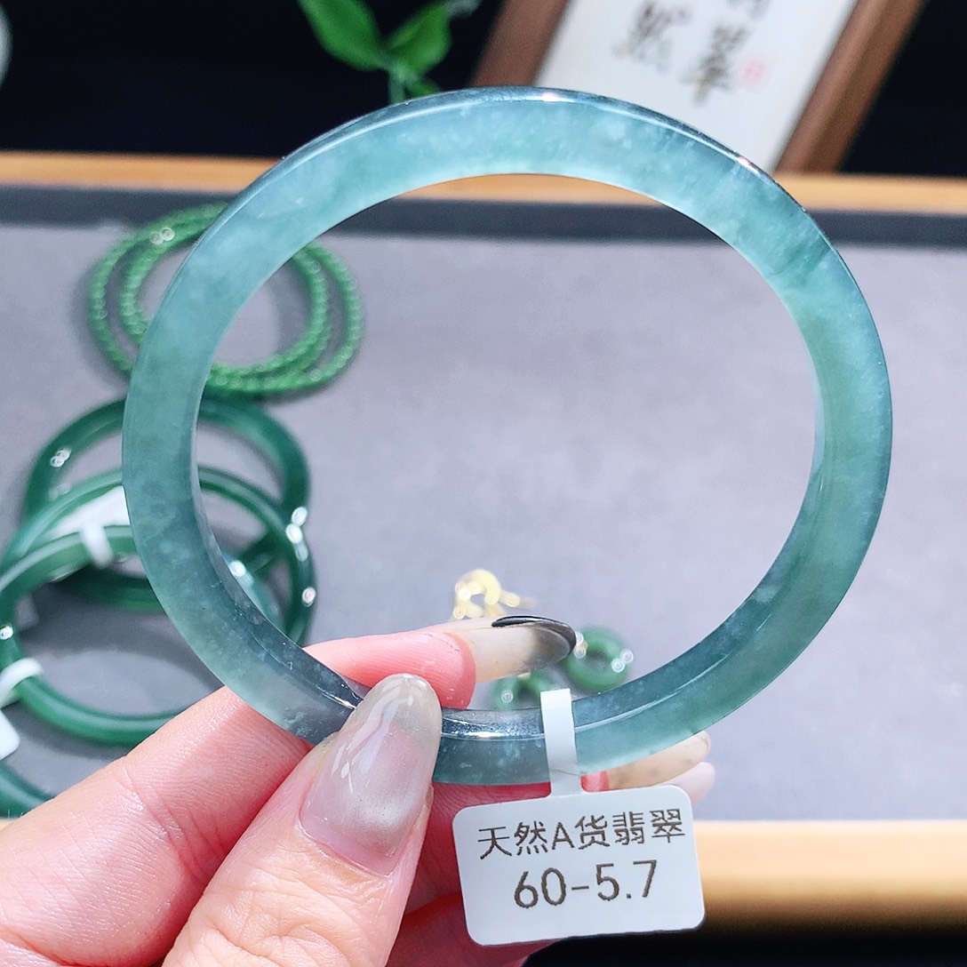 翡翠手镯（圆镯）未镶嵌