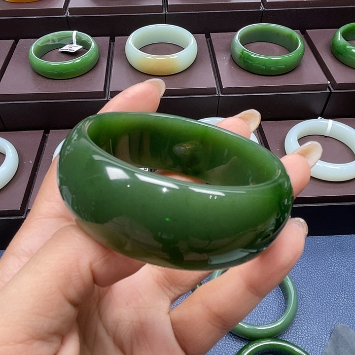 和田玉（碧玉）未镶嵌手镯