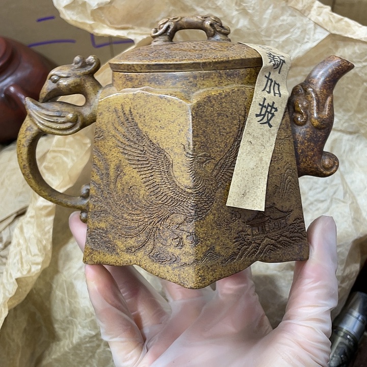 茶壶紫砂原矿泥料，手工制作的一把紫砂壶。