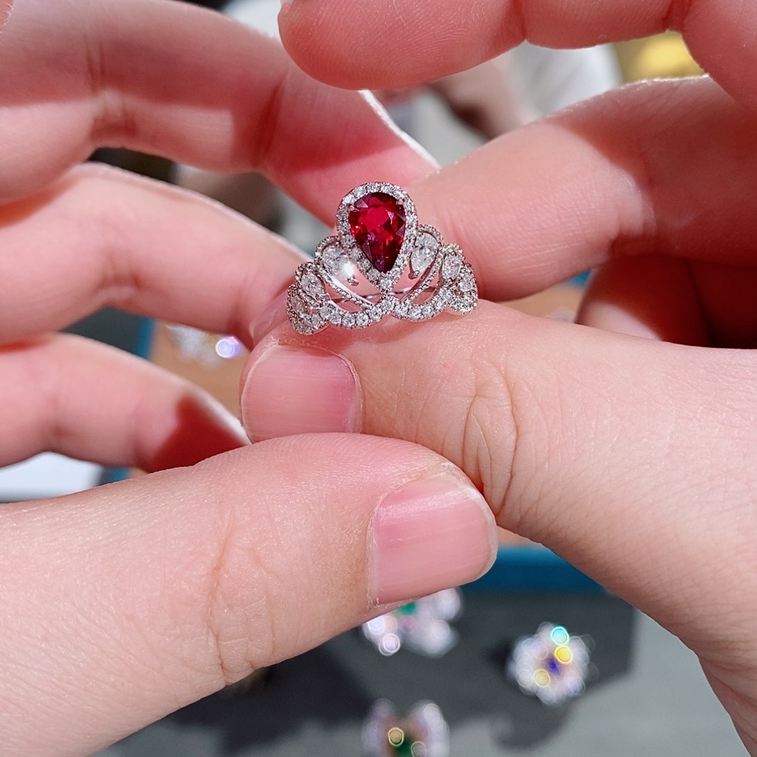 红宝石戒指18K金镶嵌吉尔德无烧鸽血红1.04克拉