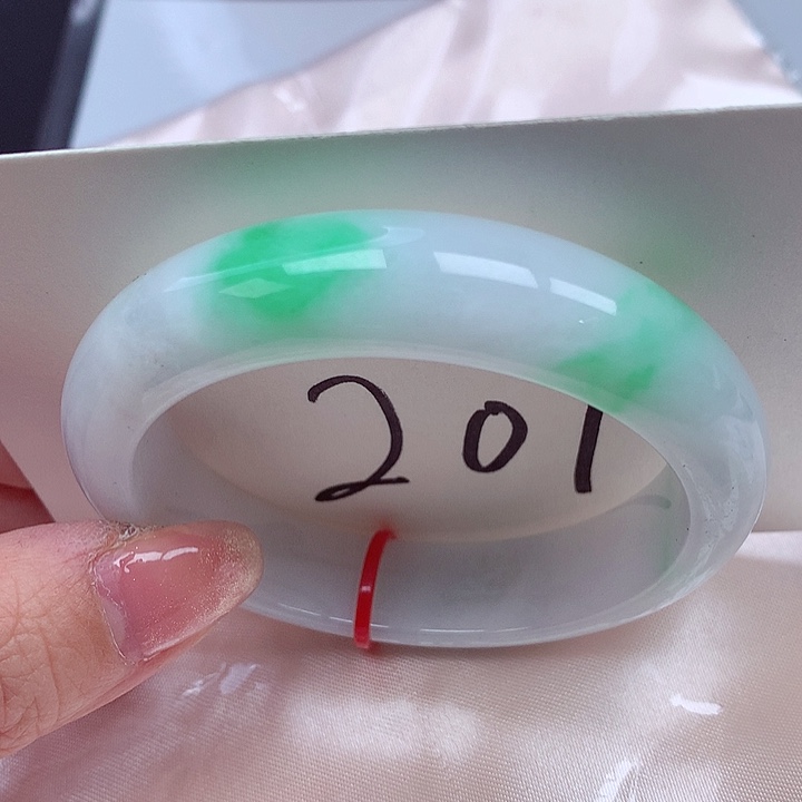 翡翠手镯未镶嵌翡翠