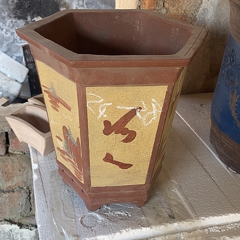 红陶中国宜兴紫砂花，