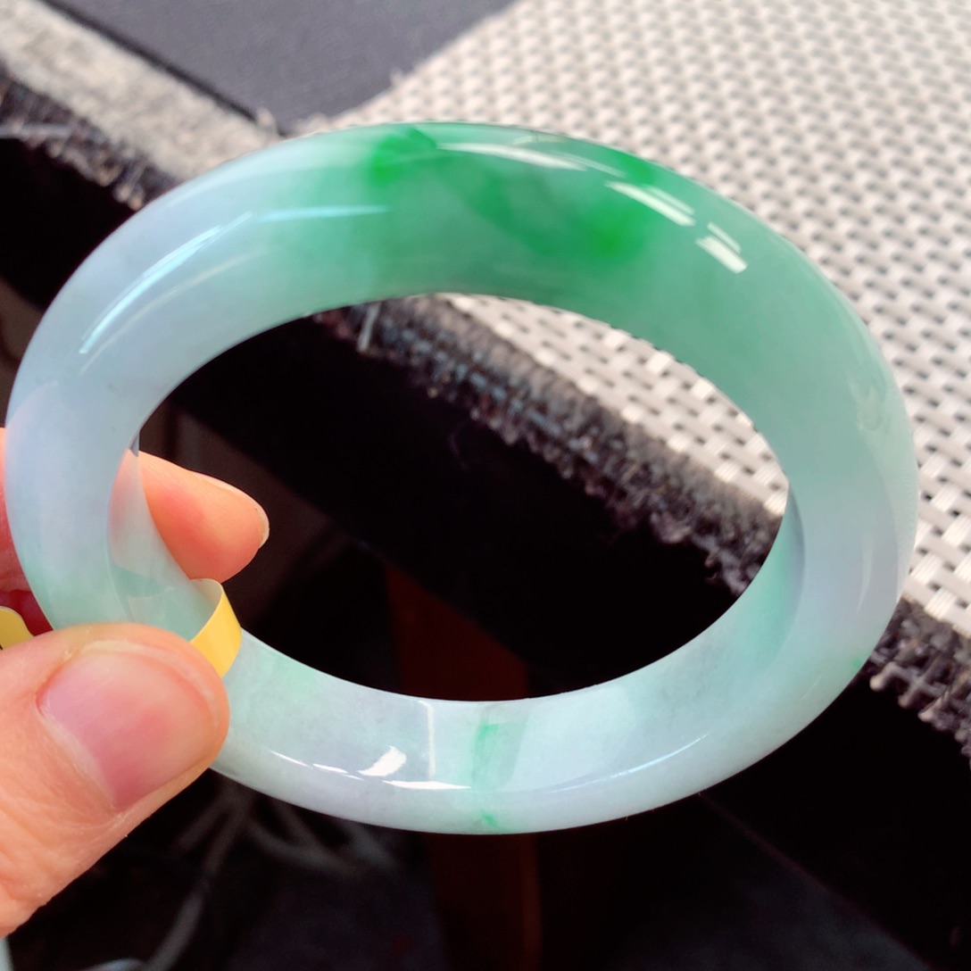 翡翠手镯未镶嵌缅甸