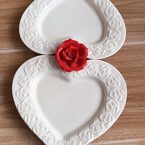 白瓷爱心盘子冰裂纹带花朵