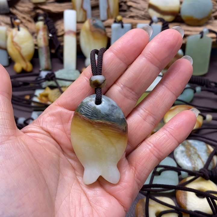 用***3蛇纹石玉未镶嵌颈饰