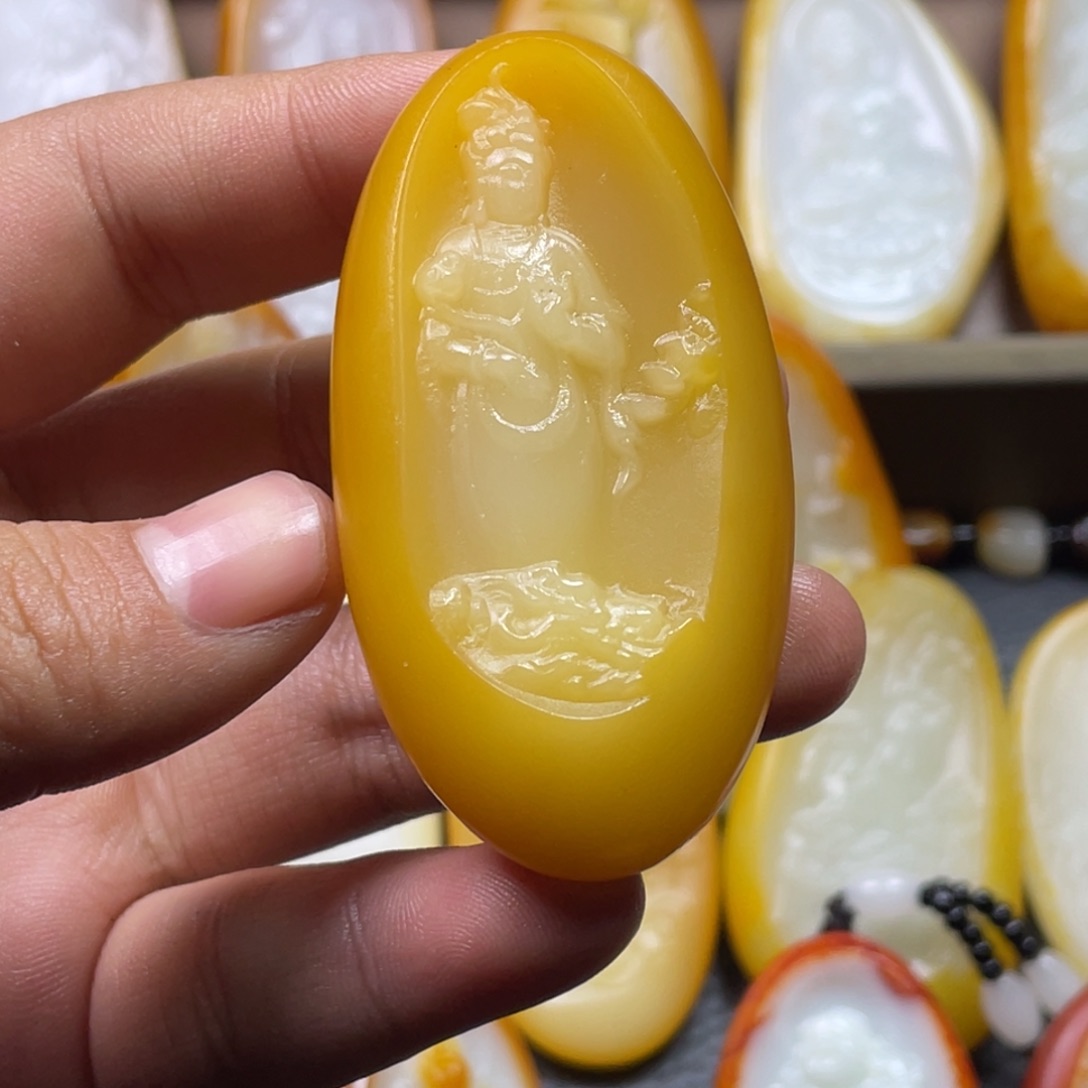 幸***星和田玉未镶嵌颈饰