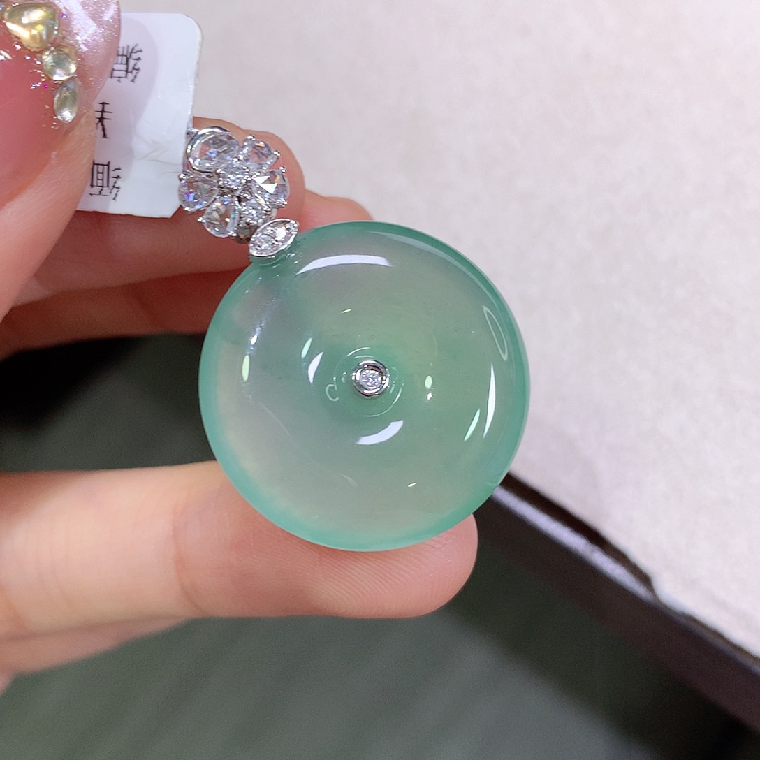 翡翠18K金镶嵌颈饰