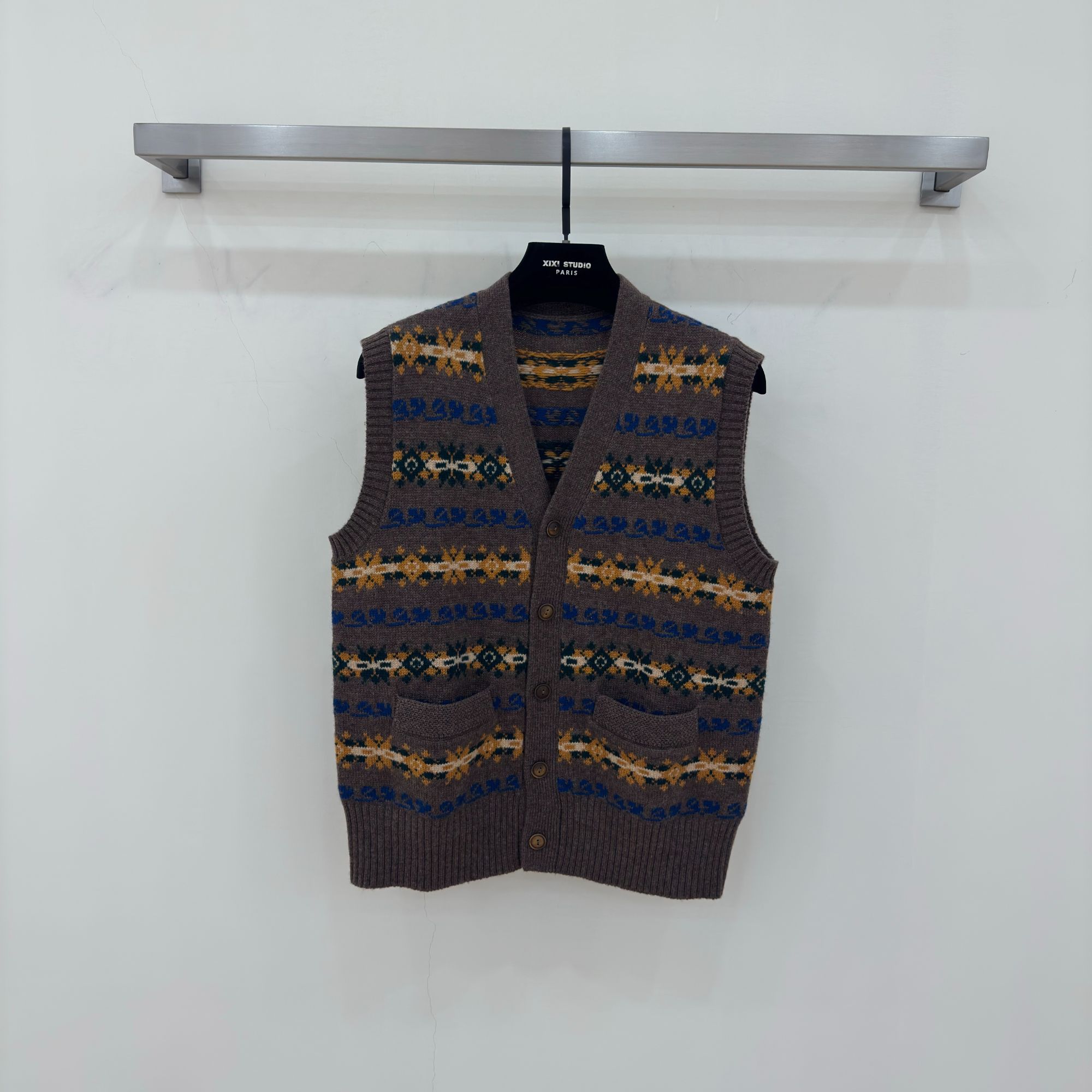 【西西高定】复古V领单排扣撞色提花针织马甲背心