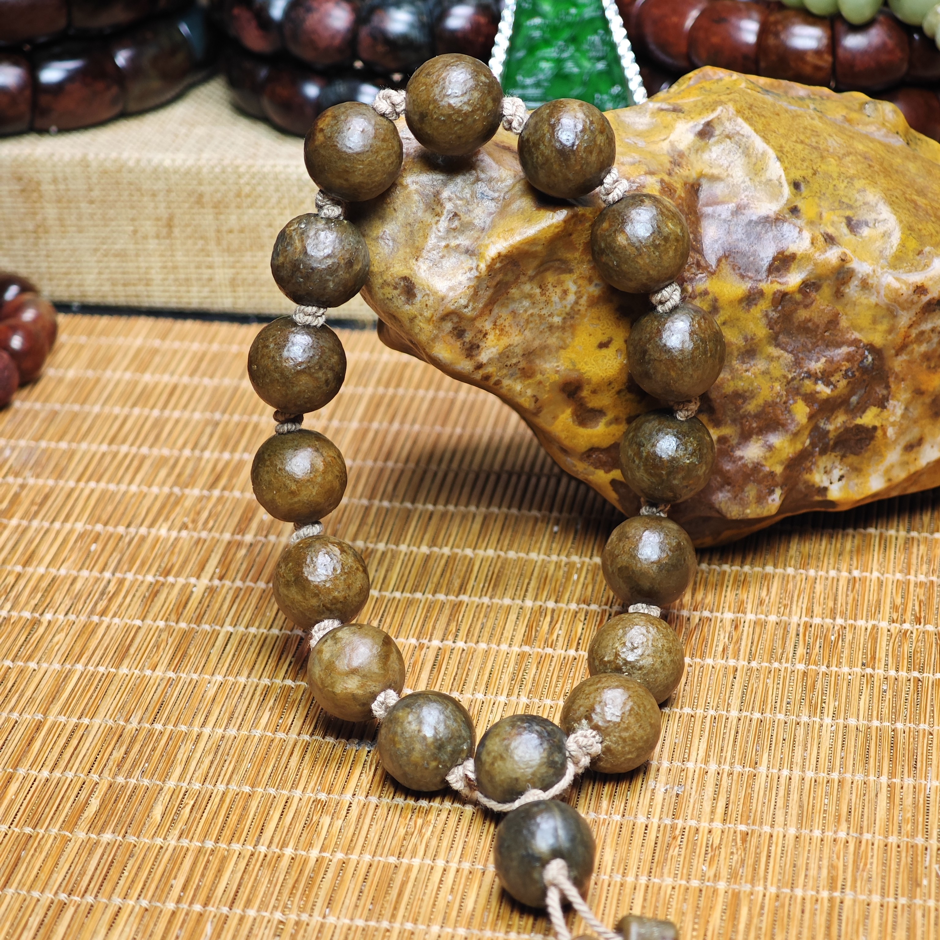 河磨玉偏岭料，玉化料。橘皮纹圆珠手持，尺寸卡16MM（出河磨证书）