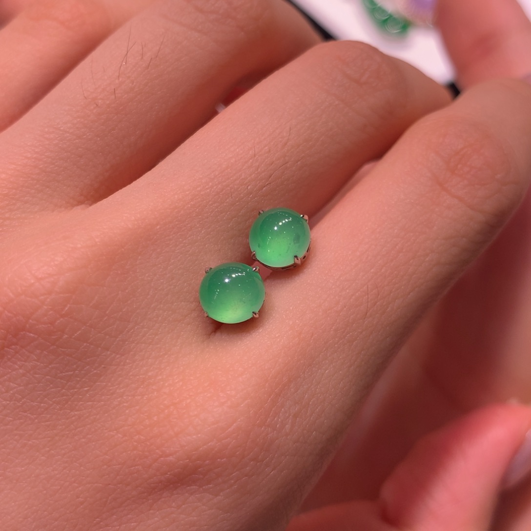 18K金镶嵌翡翠耳饰