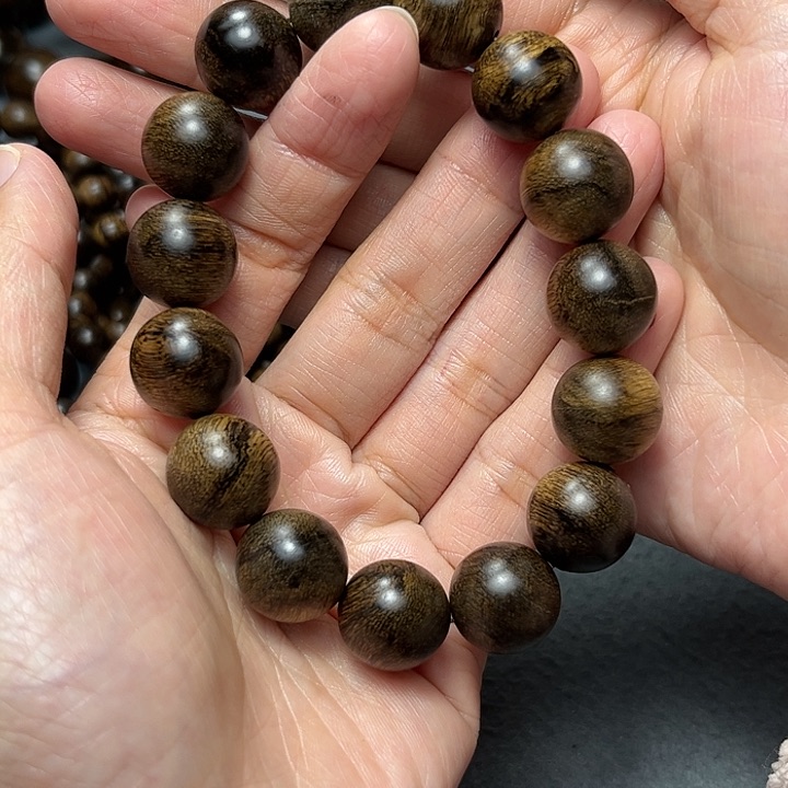 沉香手串回****易白棋留疤