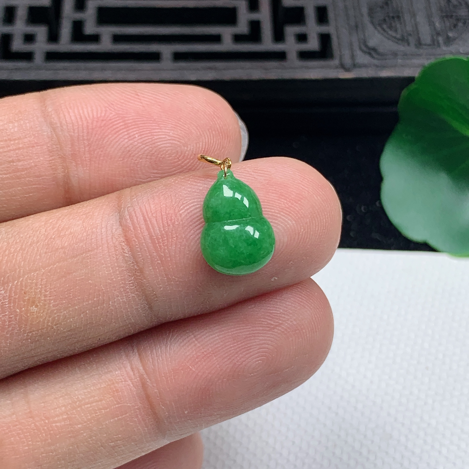 缅甸天然翡翠A货18K金扣精美满绿葫芦小吊坠尺寸12.8*8.9*3.4mm