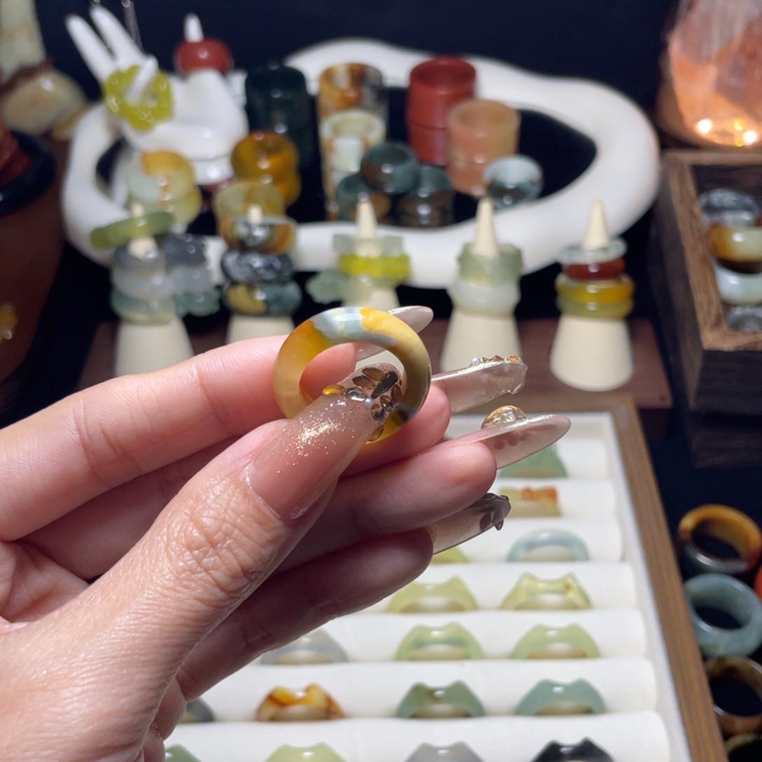 湫***叶蛇纹石玉未镶嵌戒指