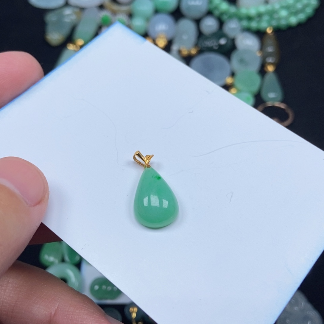 翡翠未镶嵌颈饰水滴