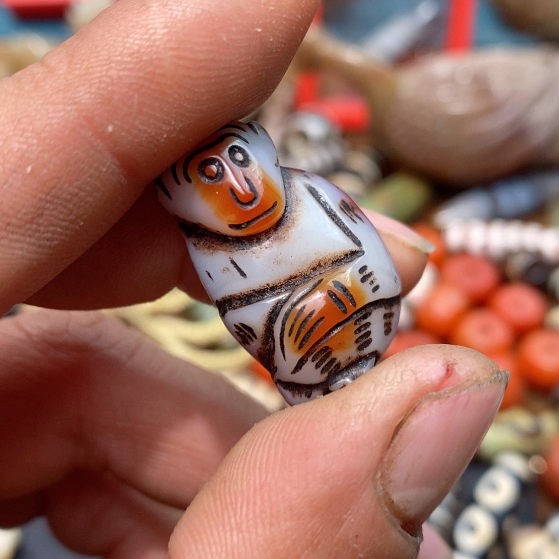 DIY琉璃珠子的颜色是蓝色的