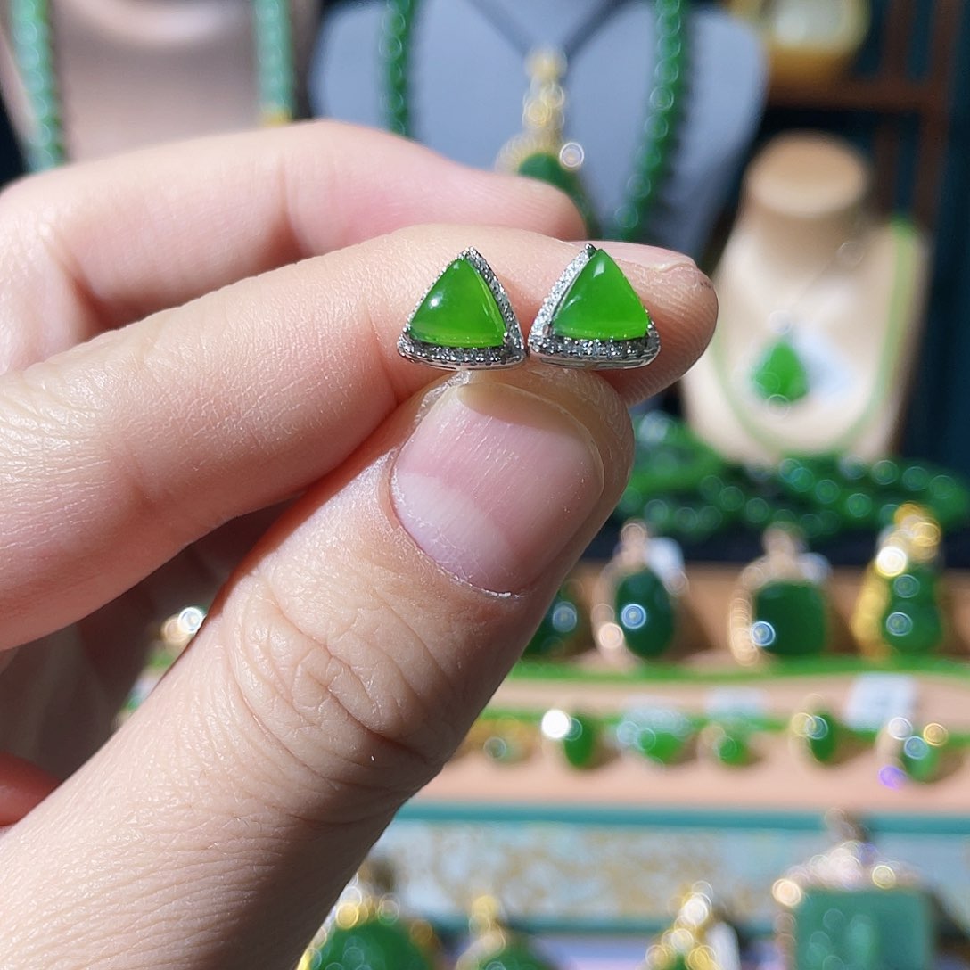 和田玉（碧玉）耳钉未镶嵌