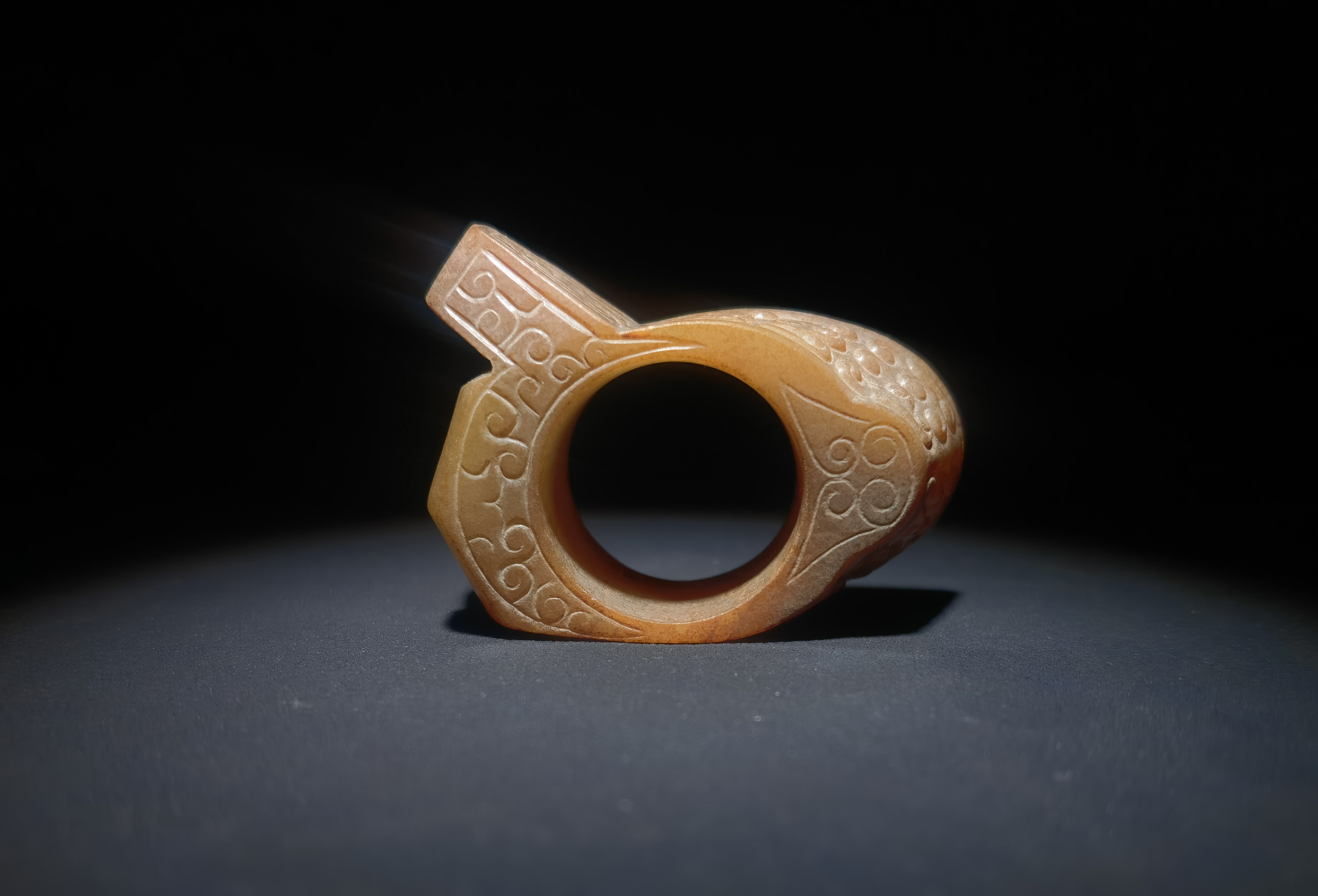 和田玉，玉韘，造型规整，玉质温润，沁色自然