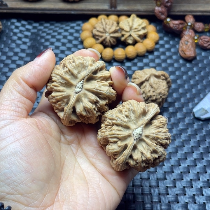 洋***7文玩核桃吊坠粗筋有黄