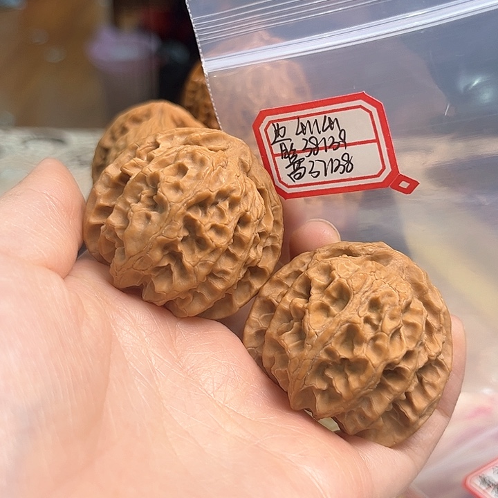 文玩核桃吊坠苹果园