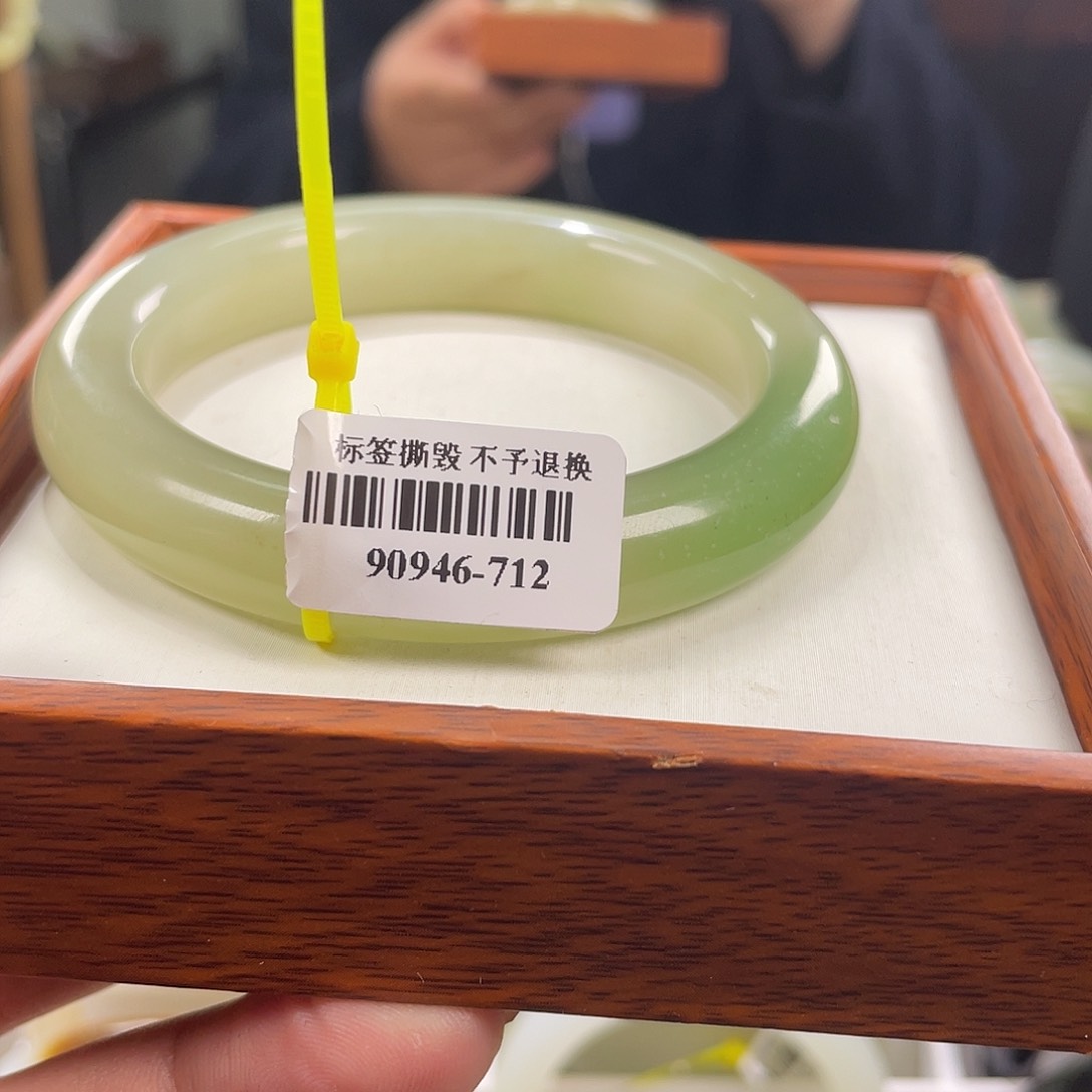 【闪购商品】和田玉手镯未镶嵌57