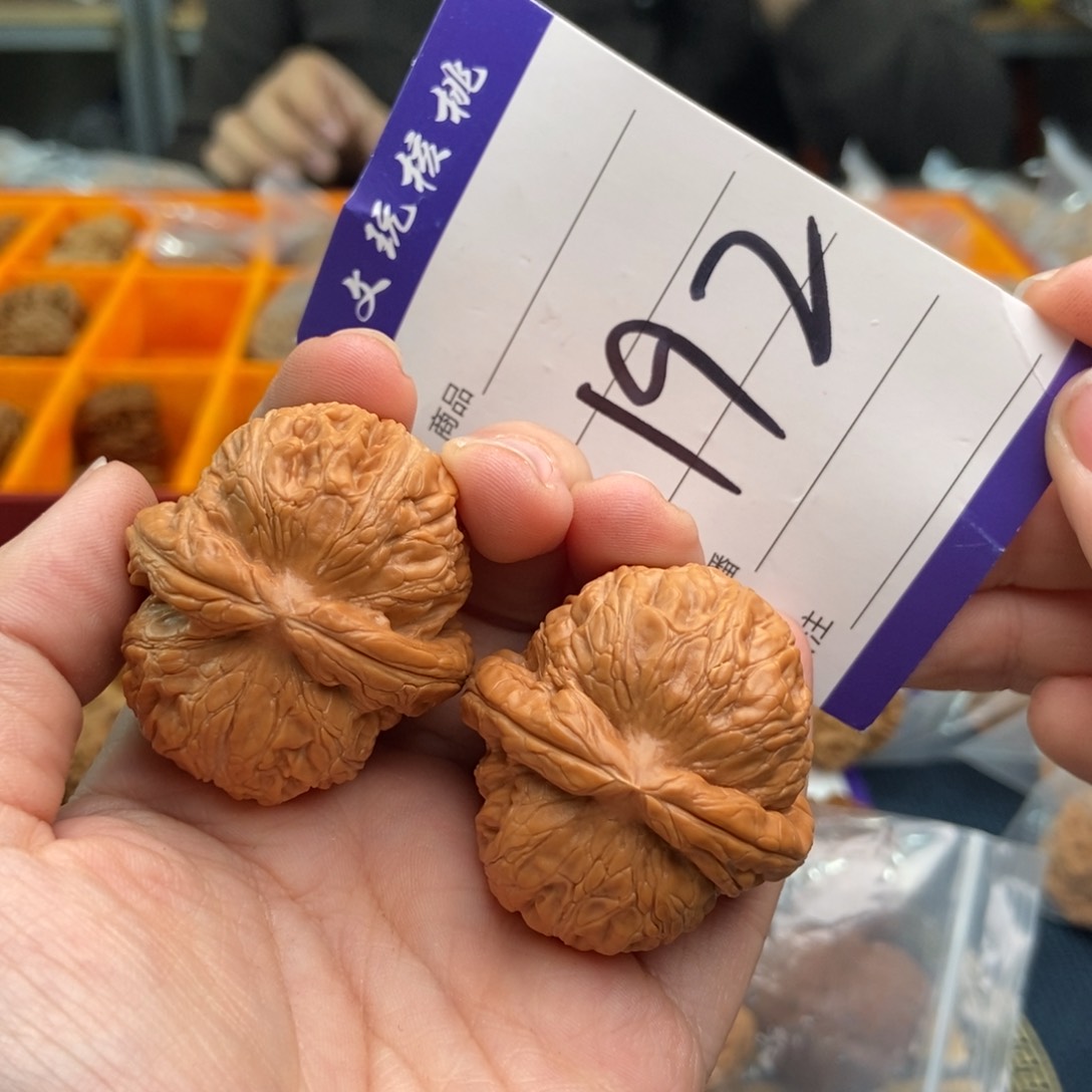 文玩核桃吊坠40元宝