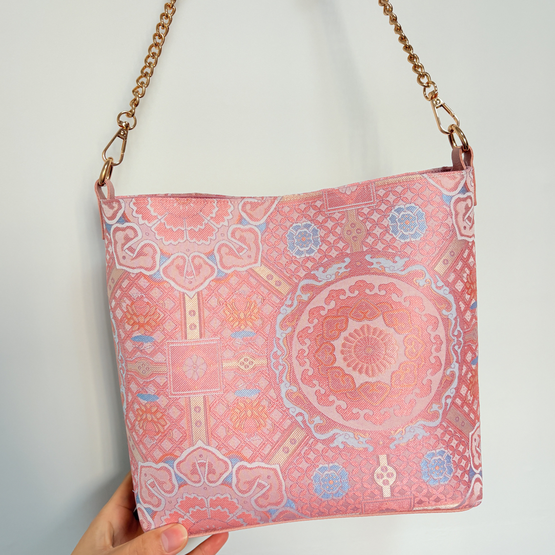 桑蚕丝宋锦单肩包可换包带，皮质包体回弹好，超纤皮包底