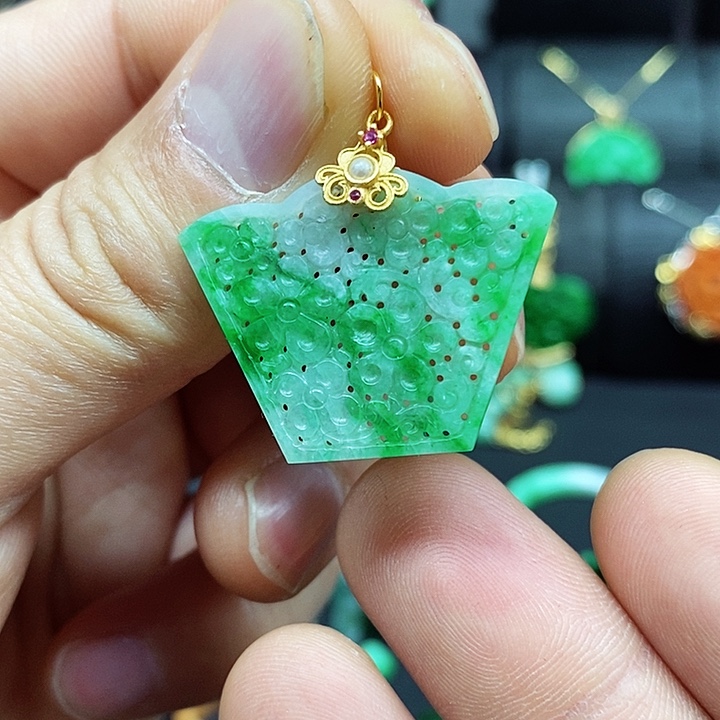 翡翠颈饰未镶嵌吊坠