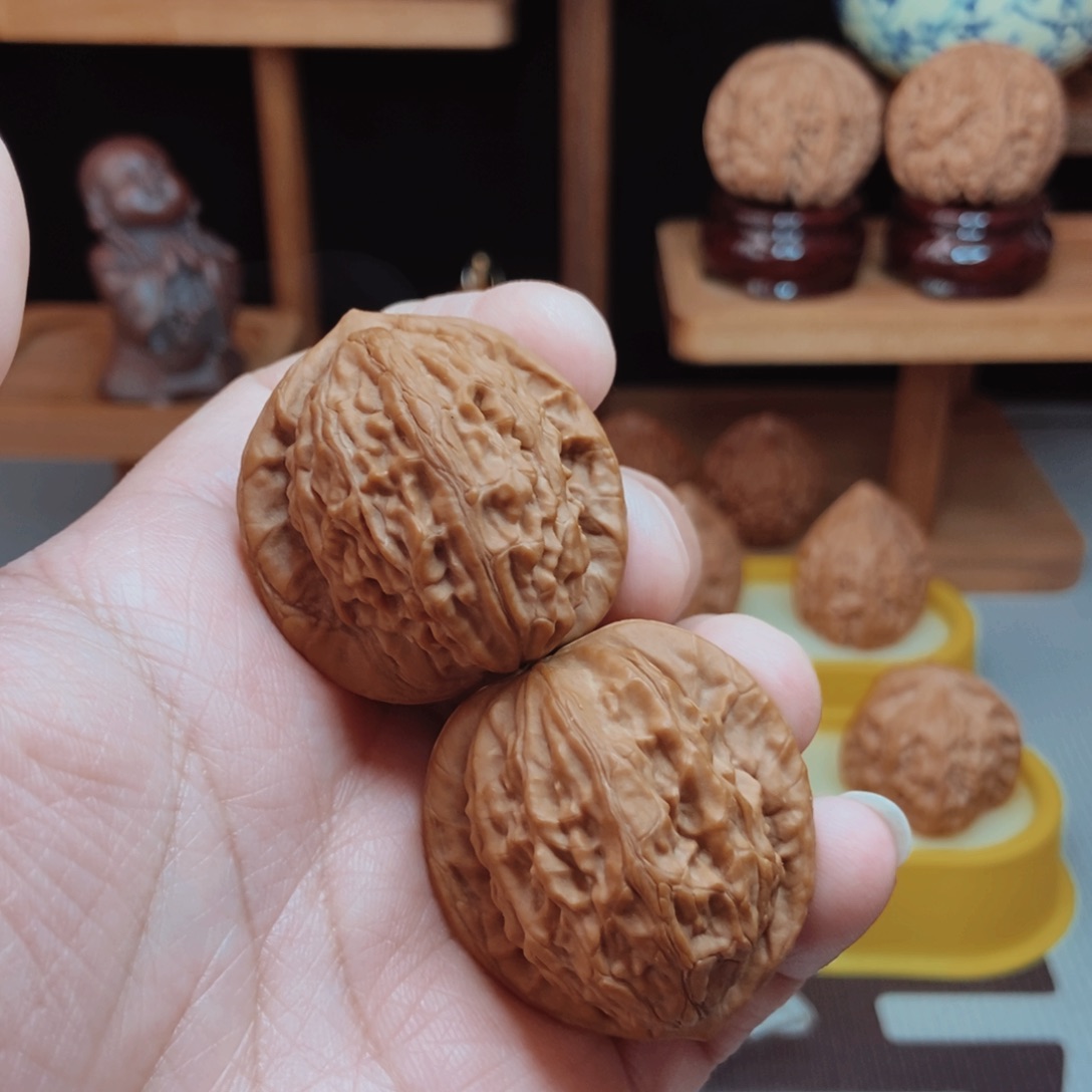 大红袍核桃手把件！！！