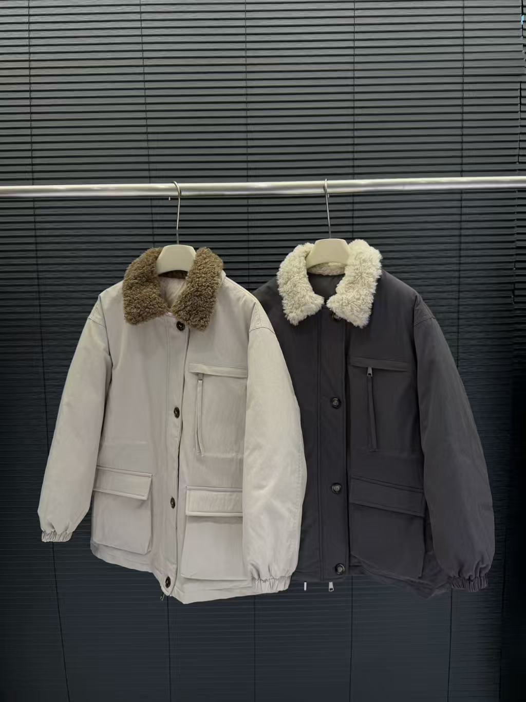 仓美美女装-口袋拉链设计翻领拼毛羽绒服