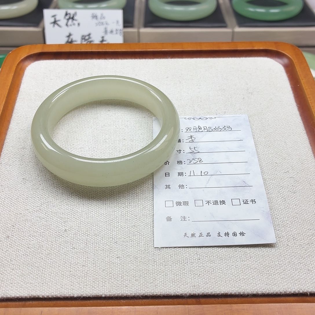 双***妈石英质玉未镶嵌手镯