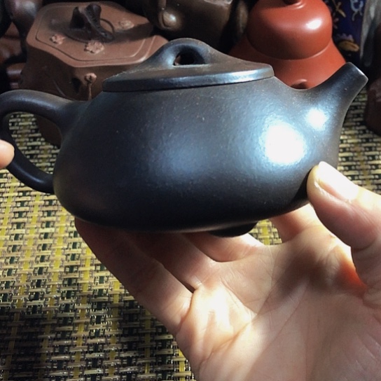 紫砂茶壶原矿泥料手工制作的紫砂壶。