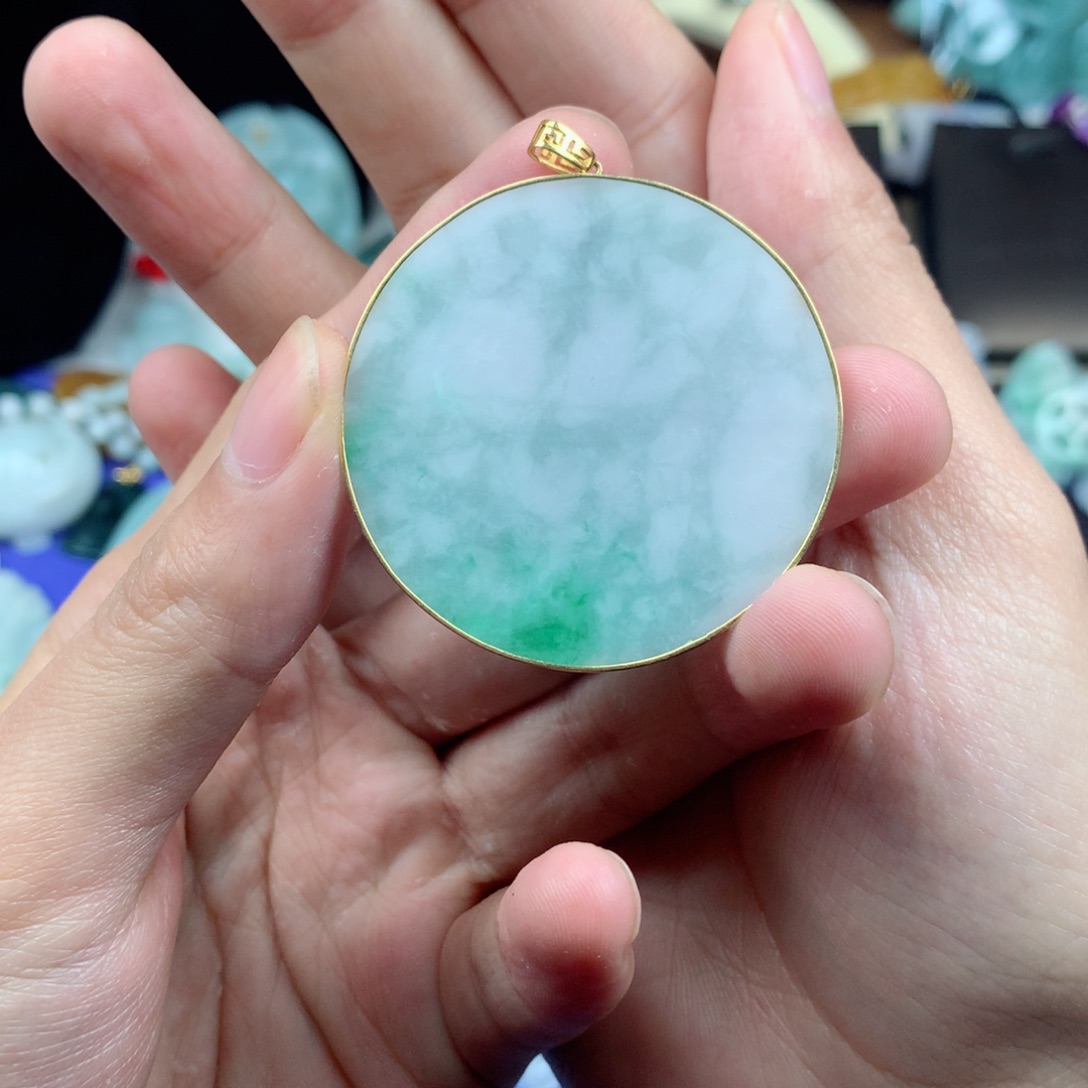 翡翠颈饰18K金镶嵌意境棉阳绿