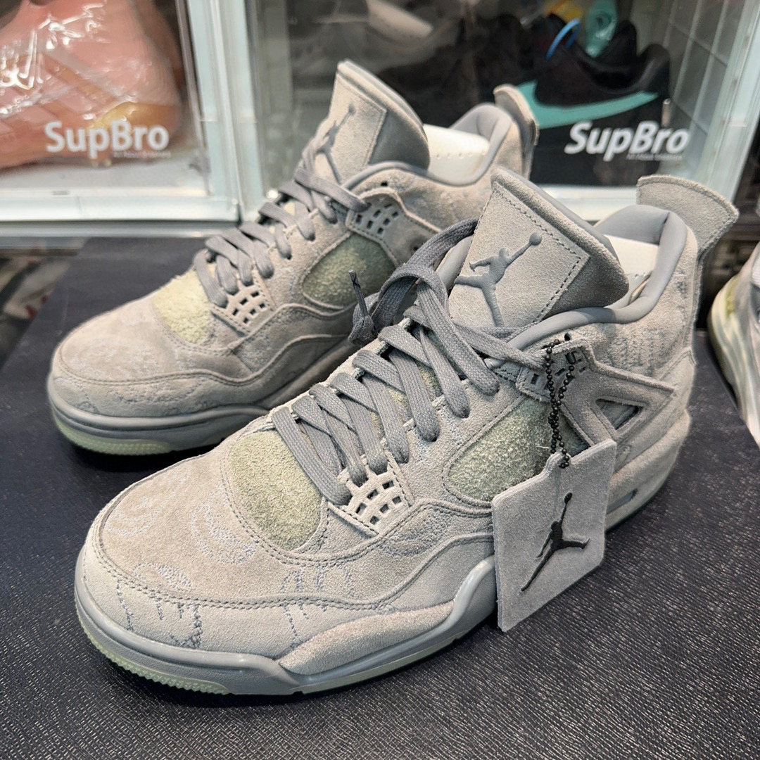 43码/KAWS✖️AJ4联名 灰 球鞋/全新原盒