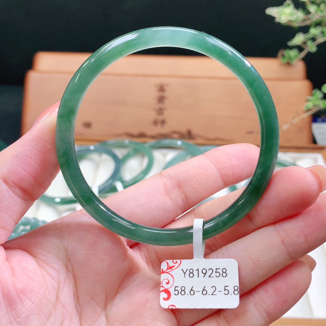 翡翠手镯未镶嵌天然