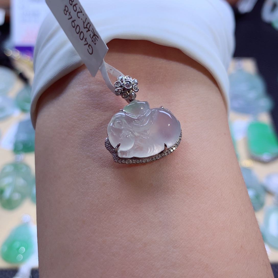 翡翠颈饰18K金镶嵌兔子