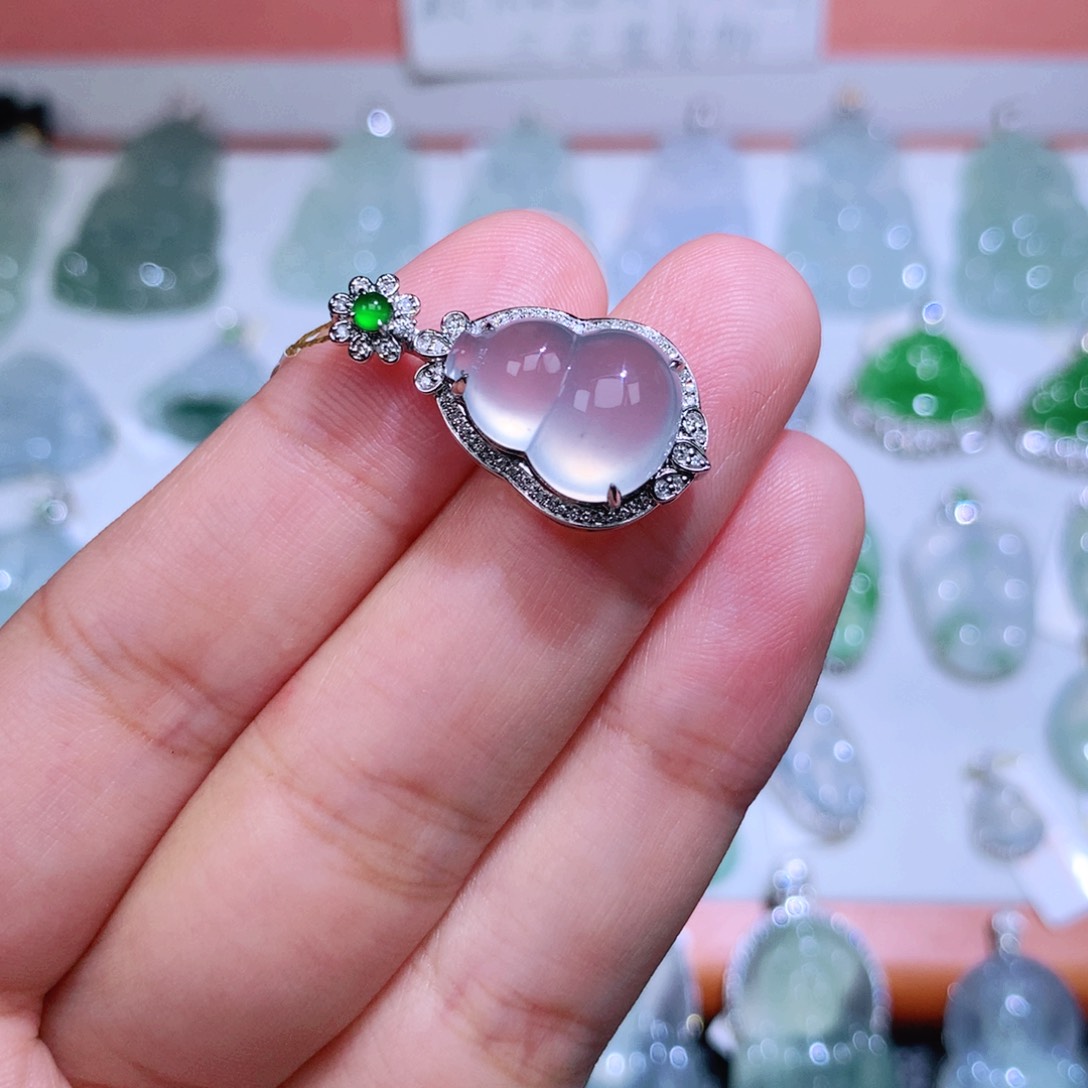 翡翠18K金镶嵌颈饰葫芦