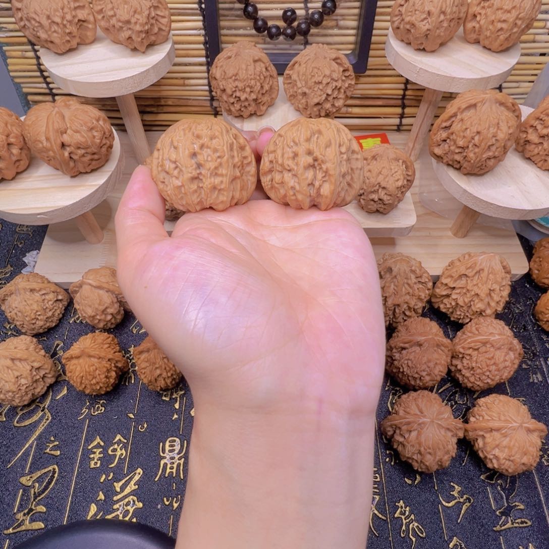 桃核把件白狮子40.5手把件