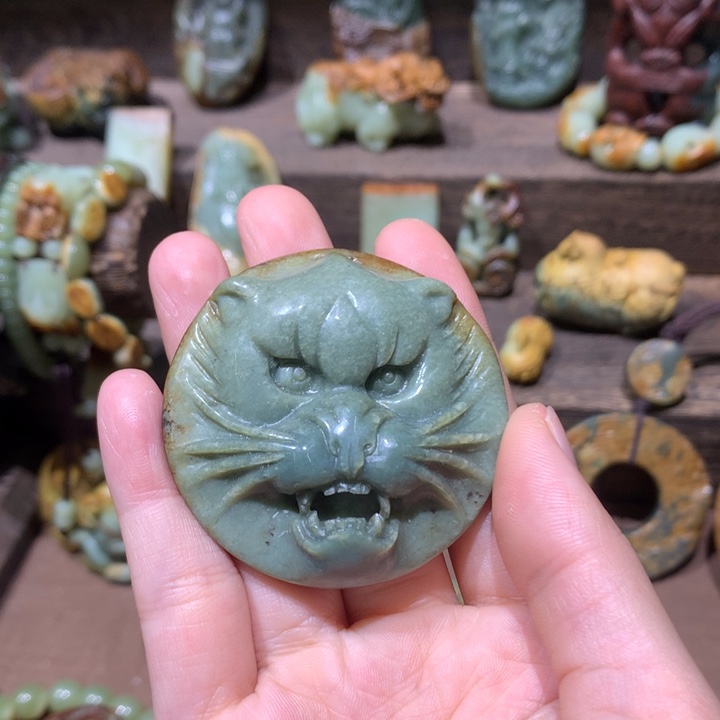 未镶嵌岫岩河磨玉（透闪石质玉）挂件