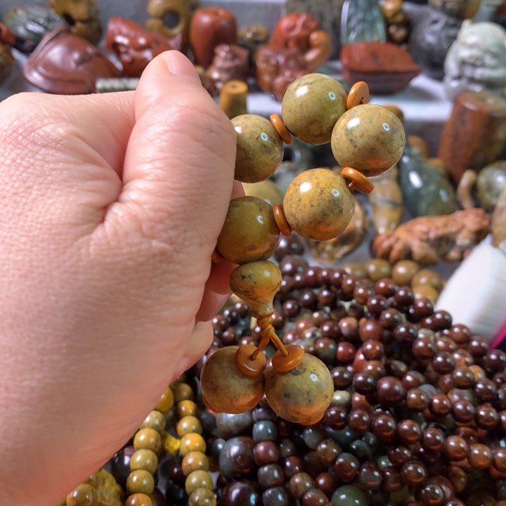 未镶嵌岫岩河磨玉（透闪石质玉）把件黄*情