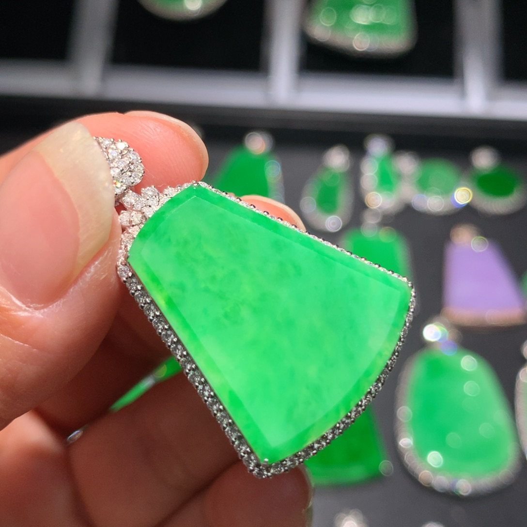 翡翠颈饰18K金镶嵌翡翠