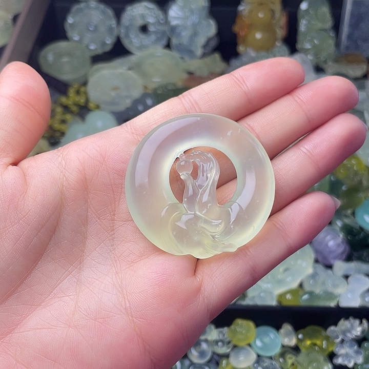 蛇纹石玉合金颈饰掌上明珠