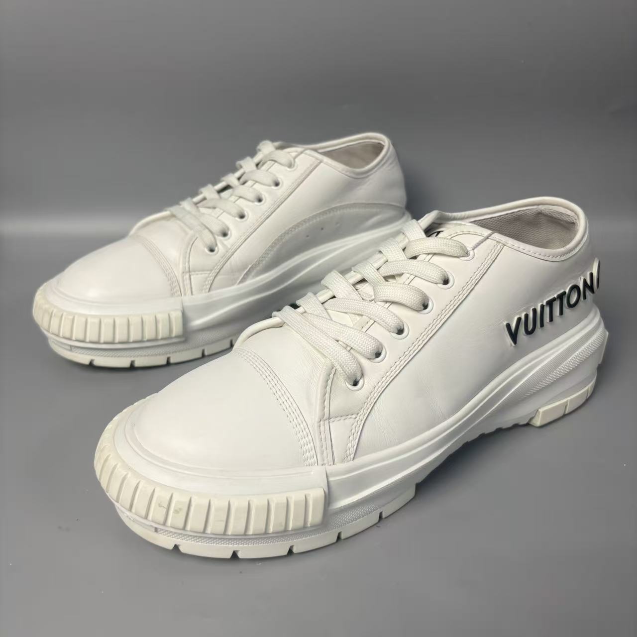 95新 LouisVuitton/路易威登 白色后跟老花松糕鞋42欧码 jx492