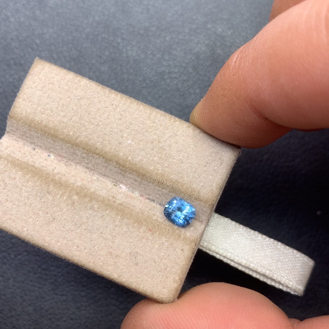海蓝宝石裸石未镶嵌0.61ct超圣