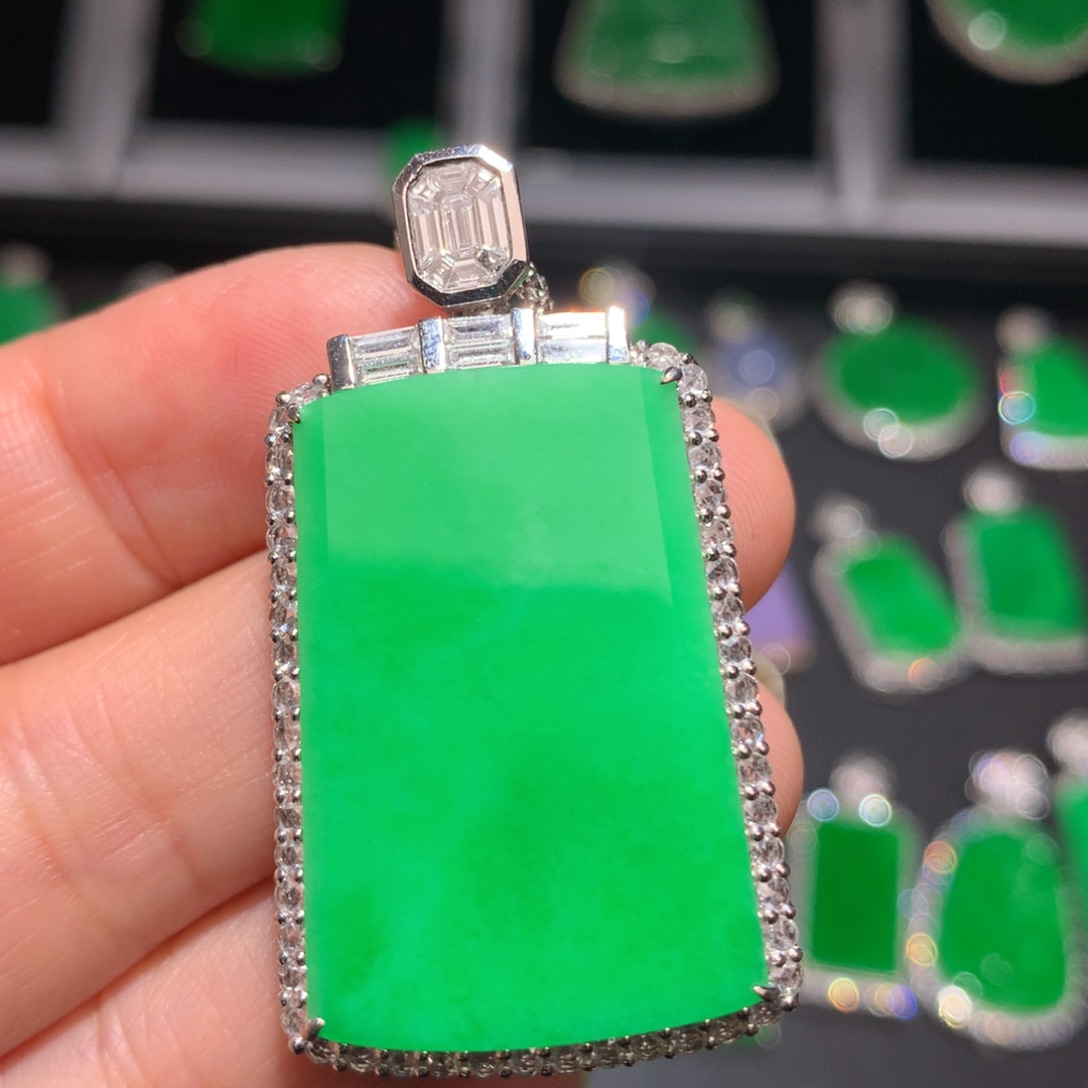 翡翠颈饰18K金镶嵌翡翠