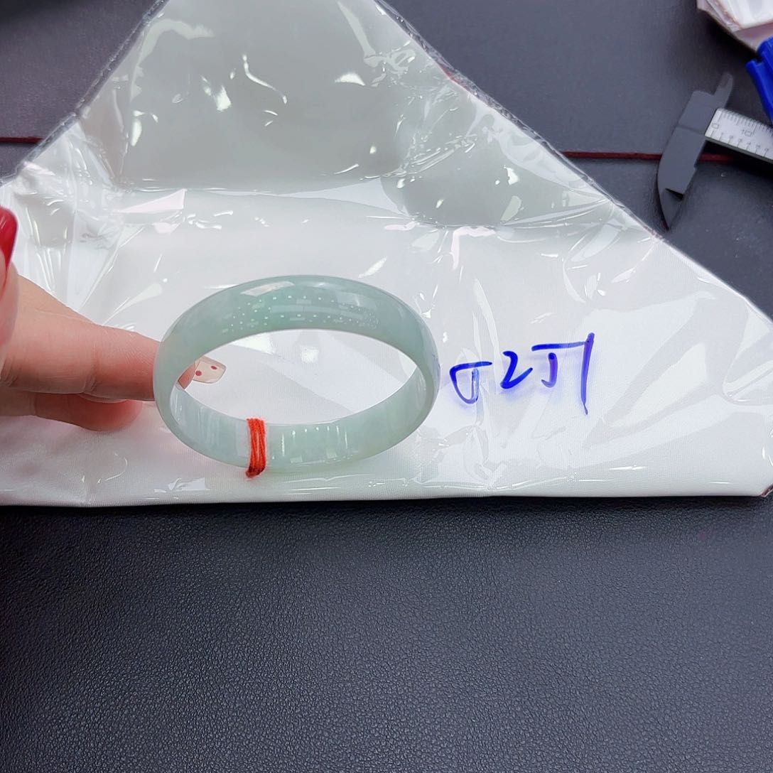 翡翠手镯未镶嵌手镯