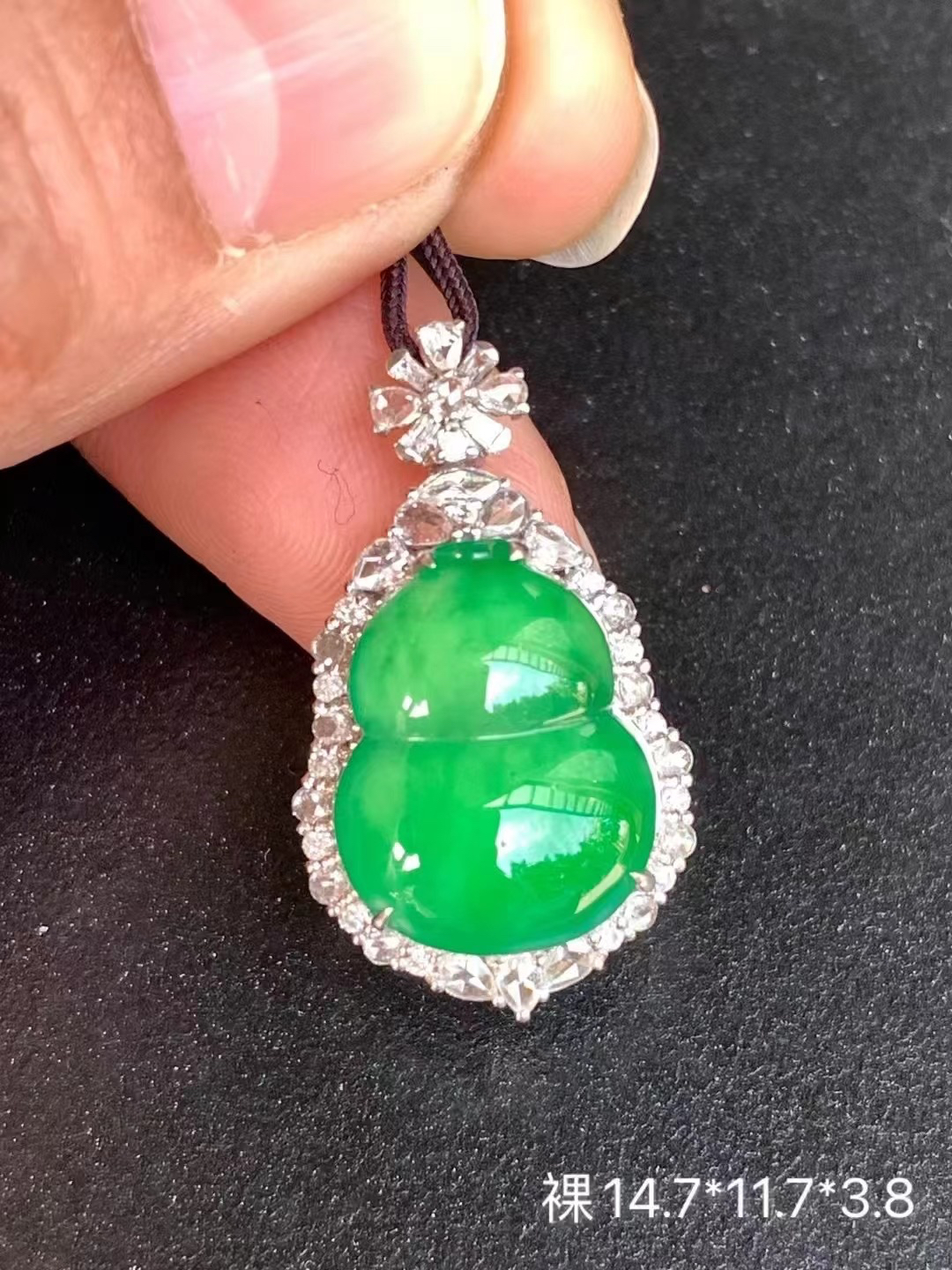 满绿葫芦翡翠吊坠 颜色阳种水一流 精致镶嵌 性价比高  YTZB50214