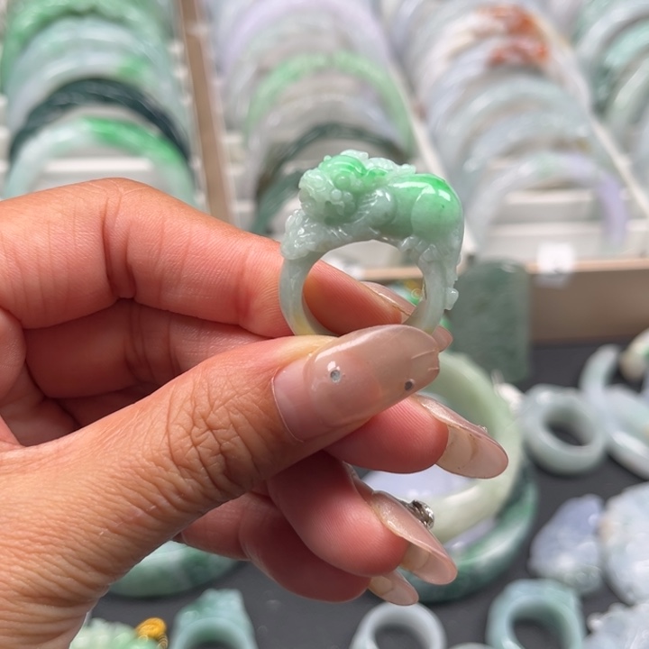 翡翠未镶嵌戒指辣绿貔貅戒指18
