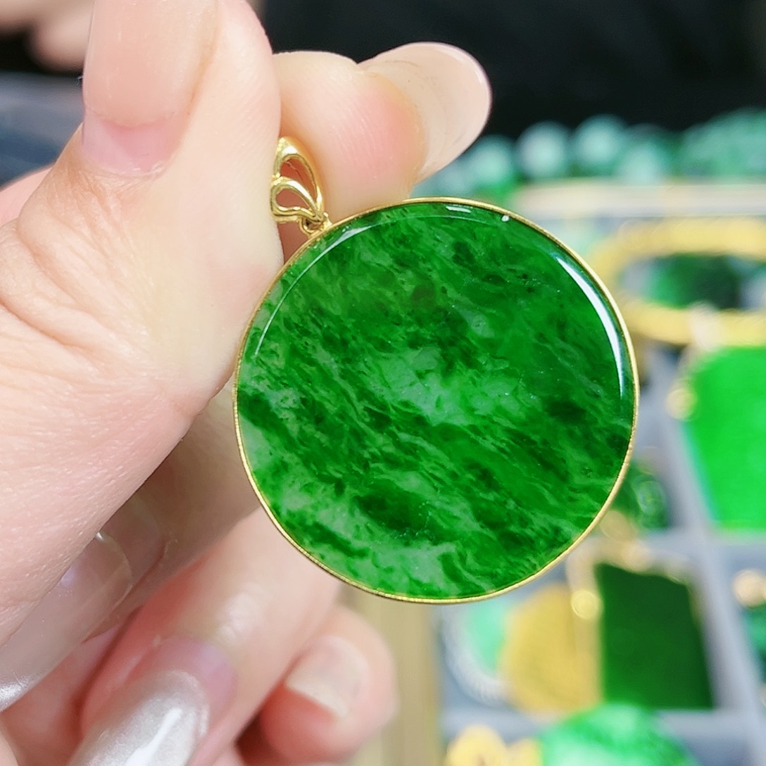 翡翠颈饰18K金镶嵌吊坠