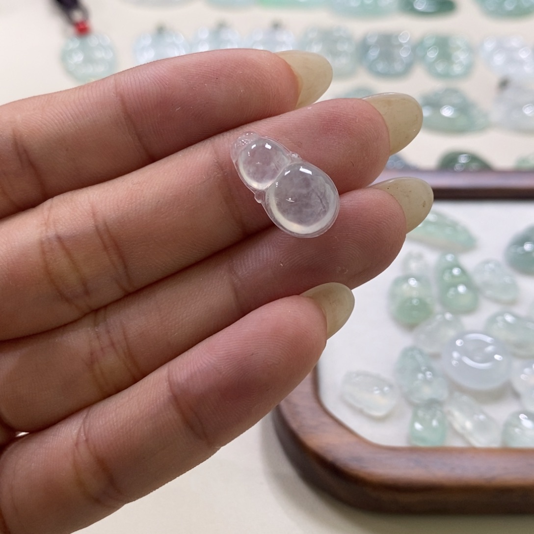 翡翠未镶嵌颈饰葫芦
